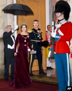 Бъдещият крал и кралица на Дания пристигат за новогодишното празненство в замъка Амалиенборг, 1 януари 2024 г.