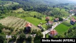Učesnici "Marša mira" prolaze kroz selo Nezuk, udaljeno 35 kilometara od Tuzle.