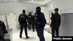 Ofițerii anticorupție au descins cu percheziții la Aeroportul Internațional Chișinău pe 1 aprilie, în urma cărora au reținut mai mulți inspectori vamali, printre ei fiind trei copii de actuali și foști deputați.