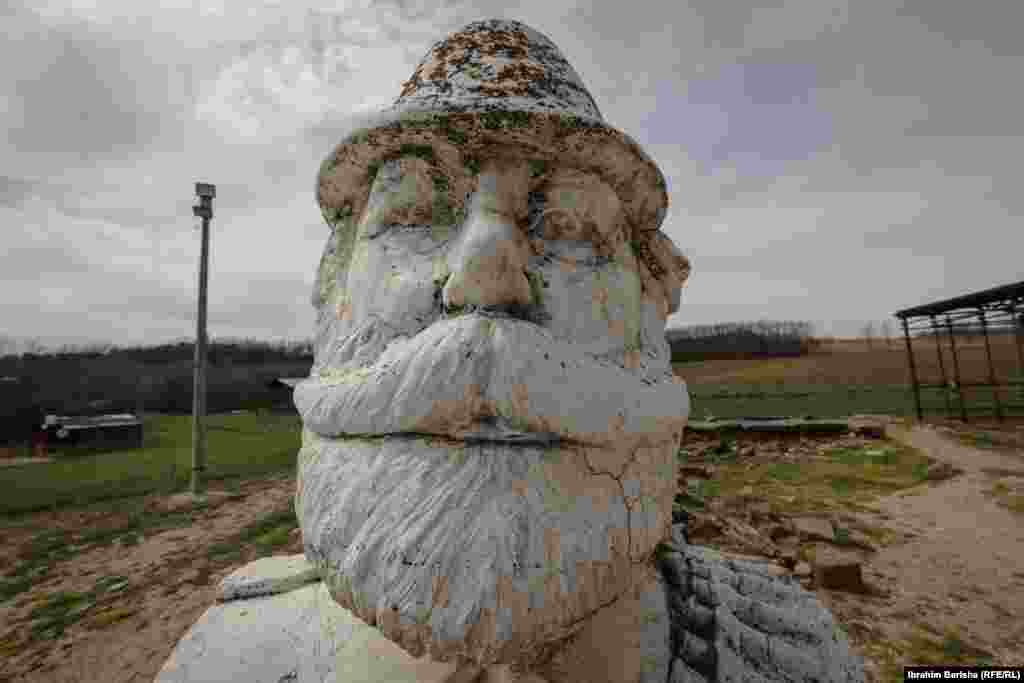 Një prej skulpturave të vendosura shumë vite më parë është ajo e ish-udhëheqësit të Ushtrisë Çlirimtare të Kosovës, Adem Jasharit, në Prekaz të Skenderajt.