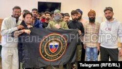 Новобранци от различни страни, включително от Индия.