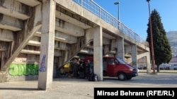 U kombiju spavaju otkako su temperature pale. Mostar, 10. 1. 2024.