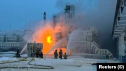 Снимката е илюстративна. Пожарникари гасят пожар на терминала на "Новатек" в пристанището Уст-Луга, Русия, 21 януари 2024 г.