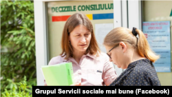 Ludmila Negarneac (stânga) este specialist în protecţia drepturilor copilului în Pîrliţa, Ungheni.