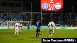 Pamje nga fusha e dëmtuar e stadiumit "Fadil Vokrri" në Prishtinë, gjatë ndeshjes Kosovë-Izrael, më 12 nëntor 2023.