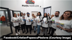 Cristian Popescu Piedone, candidat la Primăria Generală a municipiului București, distribuie borcane „cu apă caldă”, într-o campanie împotriva primarului general Nicușor Dan, la Piața Norilor, 29 februarie 2024.