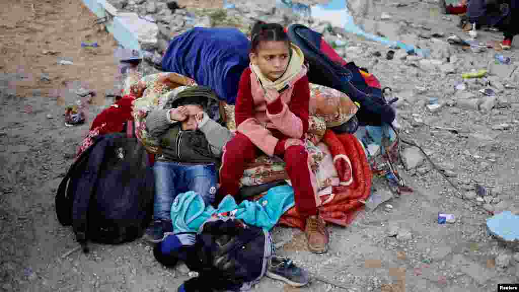 Daniel Hagari ellentengernagy, izraeli katonai szóvivő közölte, hogy hiteles információk alapján a Hamász a létesítményben rejtőzködött, túszokat tartott ott, és a túszok holtteste még mindig ott lehet.&nbsp;Az izraeli hadsereg &bdquo;biztonságos útvonalat nyitott a Nasszer kórház területén menedéket kereső polgári lakosság evakuálására a humanitárius övezet felé&rdquo; &ndash; tette hozzá&nbsp; &nbsp;