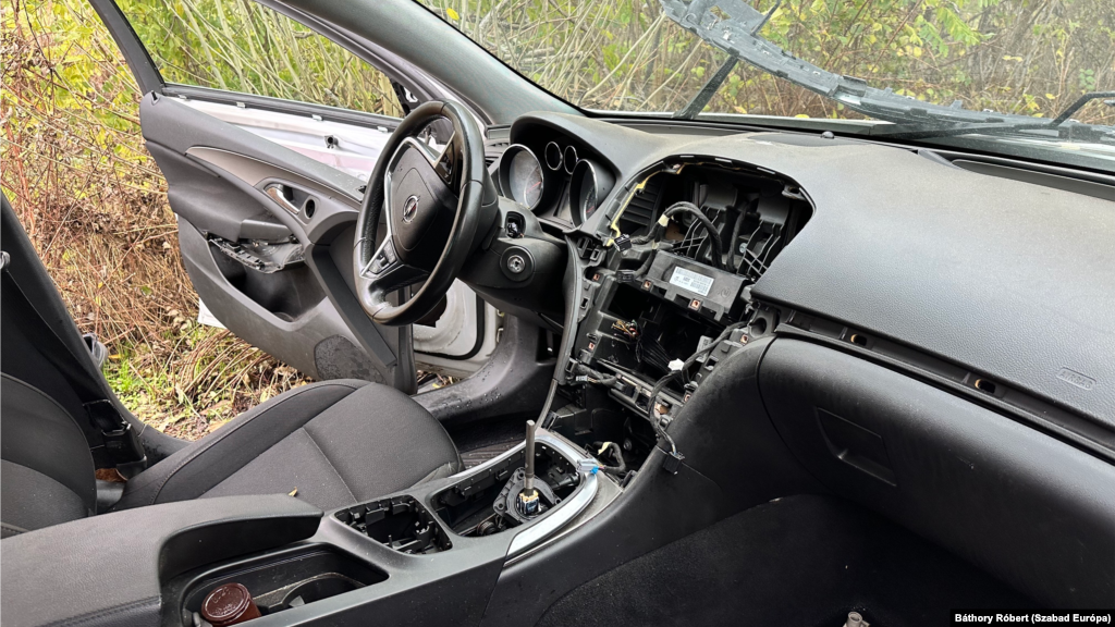 A közterületesek mától minden gyanús járművön értesítést helyeznek el.&nbsp;Az autótulajdonosok négy napot kapnak arra, hogy jelentkezzenek a felszólításra. Ha nem történik meg, a kormányhivatal elszállíttatja a gépjárművet