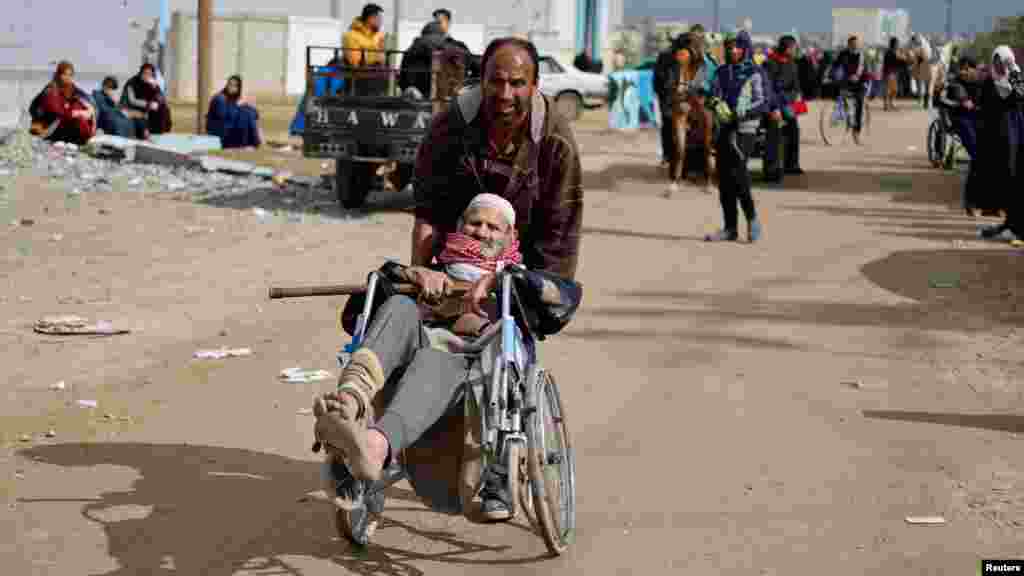 A kórház orvosai és a gázai egészségügyi minisztérium szerint azonban néhány embert, aki megpróbált elmenekülni a kórházból, az izraeli katonák lelőttek &nbsp;