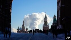 Ljudi šetaju moskovskim Crvenim trgom, 13. januara 2024.