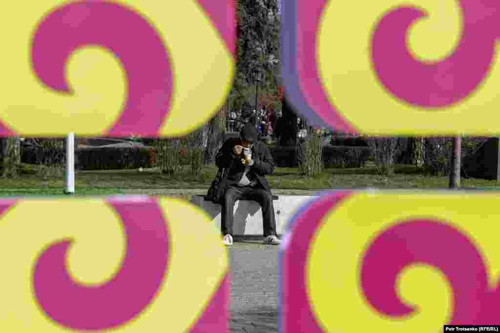 Мужчина пробует наурыз коже&nbsp;&mdash; традиционное праздничное блюдо&nbsp;