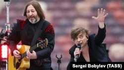 Liderii trupei rock, Șura Bi-2 (stânga) și Leva Bi-2 (dreapta), într-un concert online susținut pe marele stadion Lujniki la Moscova, 27 iunie 2021, pe vremea pandemiei de COVID-19.
