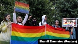 Activiștii LGBT protestează la Moscova în iulie 2020. La 30 noiembrie, Curtea Supremă a Rusiei a declarat „mișcarea socială internațională LGBT" - care, din punct de vedere juridic, nu există - ca fiind extremistă. 