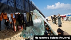 Многу луѓе во градот Рафа живеат во импровизирани засолништа 