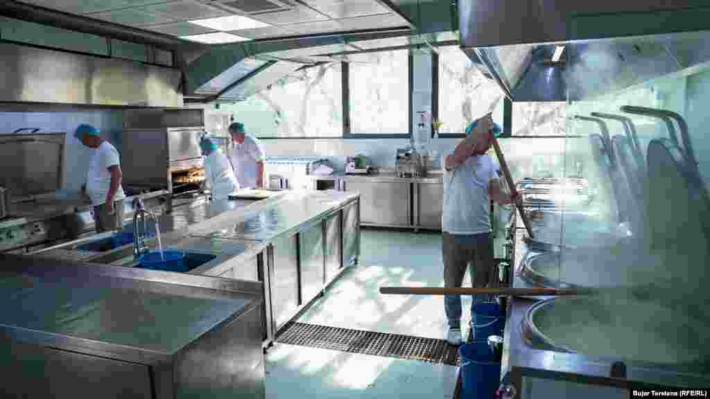 Drejtuesit e Kuzhinës Qendrore thanë se menyja ushqimore vazhdimisht plotësohet dhe ndryshohet.&nbsp;