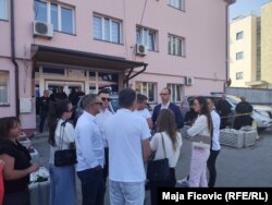 Igor Simiq nga Lista Serbe shihet në tubimin në Mitrovicë të Veriut.