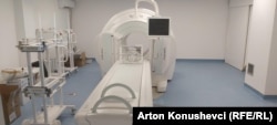 Skaneri i vendosur në një nga sallat e Shërbimit të Mjekësisë Nukleare në QKUK.