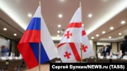 საილუსტრაციო ფოტო: (მარცხნიდან) რუსეთისა და საქართველოს სახელმწიფო დროშები 