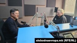 Поткаст фото - Зоран Ќука (новинар) и Тиана Ивановска (психолог)