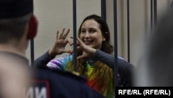 Aleksandra Skočilenko u prostoru za optužene u sudnici