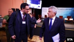 Даниел Митов и Стефан Димитров по време на конференцията, посветена на сигурността в Черно море, в понеделник