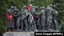 Очаква се първо да бъдат демонтирани композиции до бул. "Цар Освободител" и фигурите от двете страни на монумента.