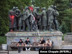 A szovjet emlékmű erősen megrongált része augusztus 21-én