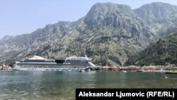 Jedan od pet kruzera koji su uplovili u luku Kotor 22.juna 2023.