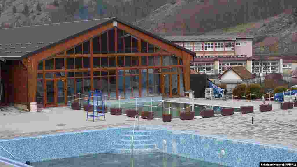 &quot;Prona i përket një ndërmarrjeje shoqërore të Kosovës dhe atë ia ka lëshuar me qira Ministrisë së Punëve të Brendshme&quot;, tha për Radion Evropa e Lirë drejtori menaxhues i kësaj agjencie, Arben Limani.