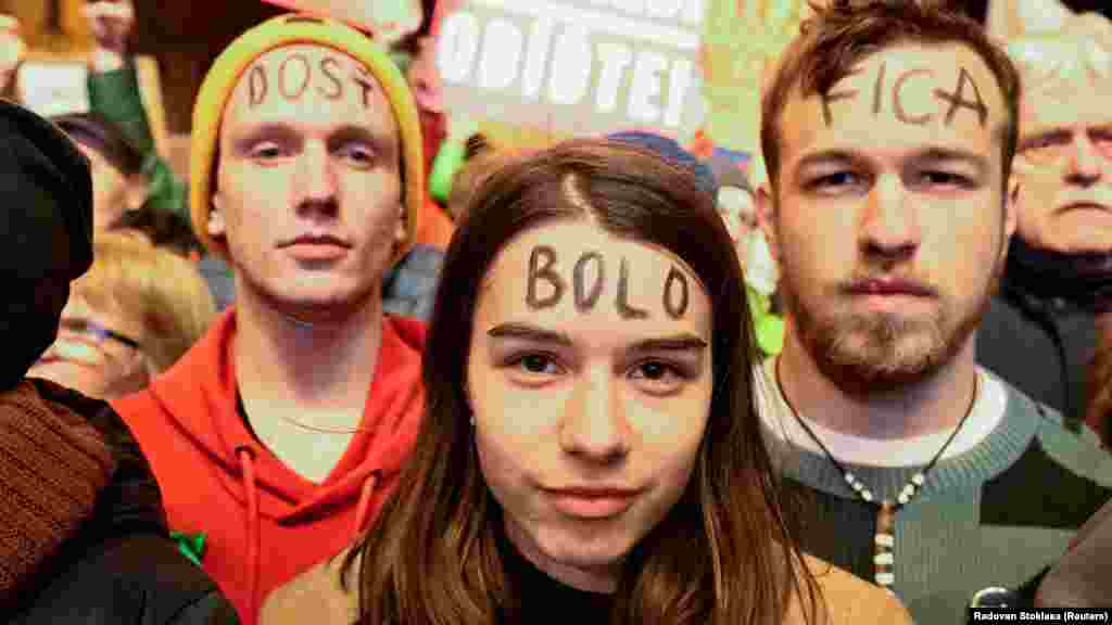 &bdquo;Elég volt Ficóból&rdquo;, áll szlovák tüntetők homlokán, akik Robert Fico miniszterelnök&nbsp;a büntető törvénykönyv módosításara és a korrupcióellenes ügyészség megszüntetésére irányuló terve ellen tiltakoznak&nbsp;Pozsonyban, 2024. január 25-én &nbsp;