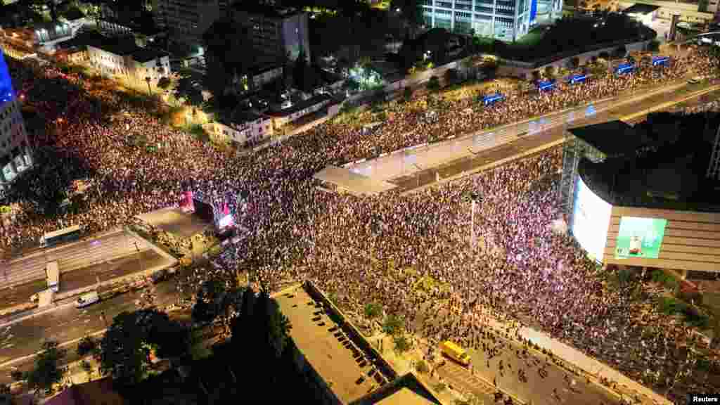A demonstrációhoz több ezren csatlakoztak Tel-Avivban. A terrortámadásra válaszlépésként a Gázai övezetben indított izraeli katonai offenzívában a tavaly novemberi egyhetes tűzszünet során több mint száz túszt engedtek szabadon