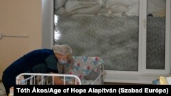 Ellátást kap egy csecsemő a mikolajivi gyermekkórházban 2023. február 25-én