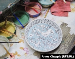 Készül egy tál a Balian-műhelyben