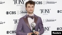 Даниел Радклиф позира с наградата си "Тони" за най-добро изпълнение на главна мъжка роля в мюзикъла Merrily We Roll Along.