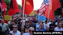 Veteranët e UÇK-së në një protestë të mbajtur para objektit të Qeverisë së Kosovës muaj më parë. Fotografi nga arkivi.