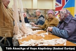 Álcázó hálókat készítenek Odesszában 2023. február 24-én.