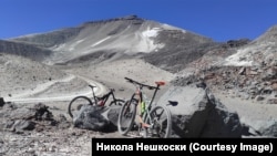 Два велосипеда на планина, фотографија на Никола Нешкоски