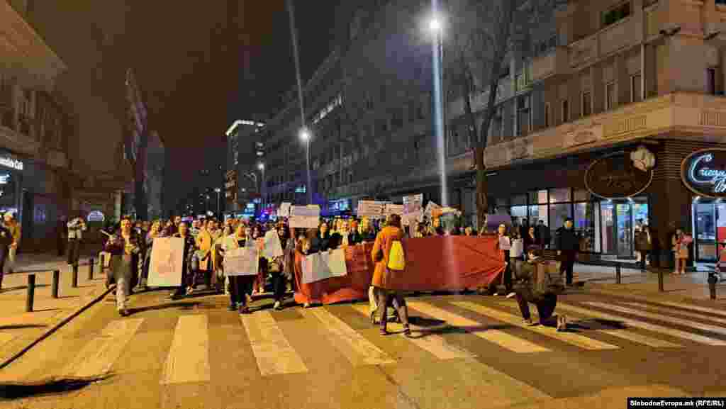 Сите ние мора да имаме загарантирани еднакви права и можности – еднаков пристап до здравствени услуги без да биде загрозена нашата автономија, достапност на бесплатни гинеколошки прегледи во секој град и во секое населено место, менструални и хигиенски продукти, достојни болнички услови и лекарска експертиза, еднакви плати за иста работа, вклученост во донесувањето на одлуки, безбедност на работното место, вреднување на неплатениот домашен труд, живот без насилство – физичко и дигитално, безбедност во јавниот и приватниот простор, фер и непристрасно институционално постапување, независност и сигурност – во сите сегменти од живеењето, рекоа од Платформата за родова еднаквост пред почетокот на маршот.