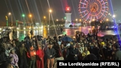 ბათუმი. 16 თებერვალი. ოპოზიციონერი ლიდერის, ალექსეი ნავალნის გარდაცვალების შემდეგ, რუსეთის მოქალაქეები ბათუმში შეიკრიბნენ.