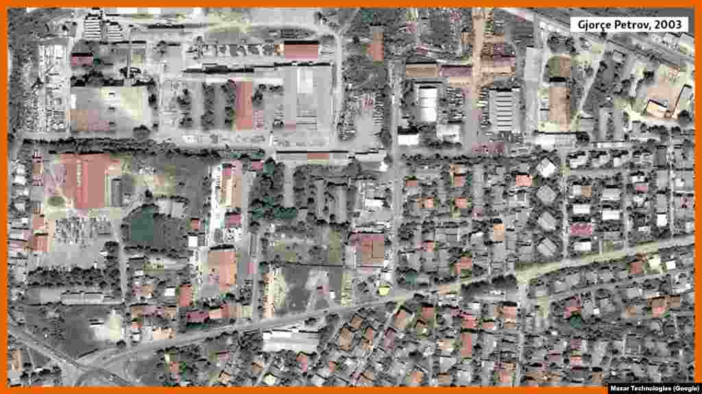 &ldquo;Banorët e Gjorçe Petrovit kundër betonimit&rdquo; janë titujt më të shpeshtë në media, pas prezantimit të planeve të reja urbane në pesë vjetët e fundit. Ideja e ndërtimit të ndërtesave të larta prej 33 metrash, të 17 ndërtesave afër rrethrrotullimit pranë Kishës së Shën Pjetrit dhe Palit, të 50 ndërtesave pranë &ldquo;Dexion&rdquo;-it, si dhe e betonimit të Hromit të qetë dhe e disa vendeve të tjera, shqetëson banorët. Por, nëse e shikoni hartën e Gjorçe Petrovit të 20 vjetëve më parë, dhe atë të sotme, kjo komunë tashmë i është nënshtruar shumë ndryshimeve urbane, në dëm të gjelbërimit.