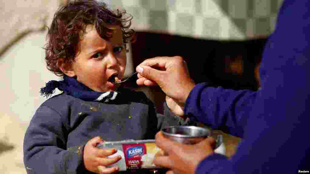 Raseljeno palestinsko dijete koje je pobjeglo od izraelskih napada jede dok se nastavlja sukob između Izraela i radikalne palestinske grupe Hamas - koju su Sjedinjene Američke Države i Europska unija proglasile terorističkom organizacijom. Rafa, jug Pojasa Gaze, 20. februar 2024.