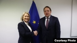 Претседавачот на Советот на министри на Босна и Херцеговина Борјана Кришто и комесарот за соседство и проширување на Европската унија (ЕУ) Оливер Вархеји, Брисел, 20 февруари 2024 година.