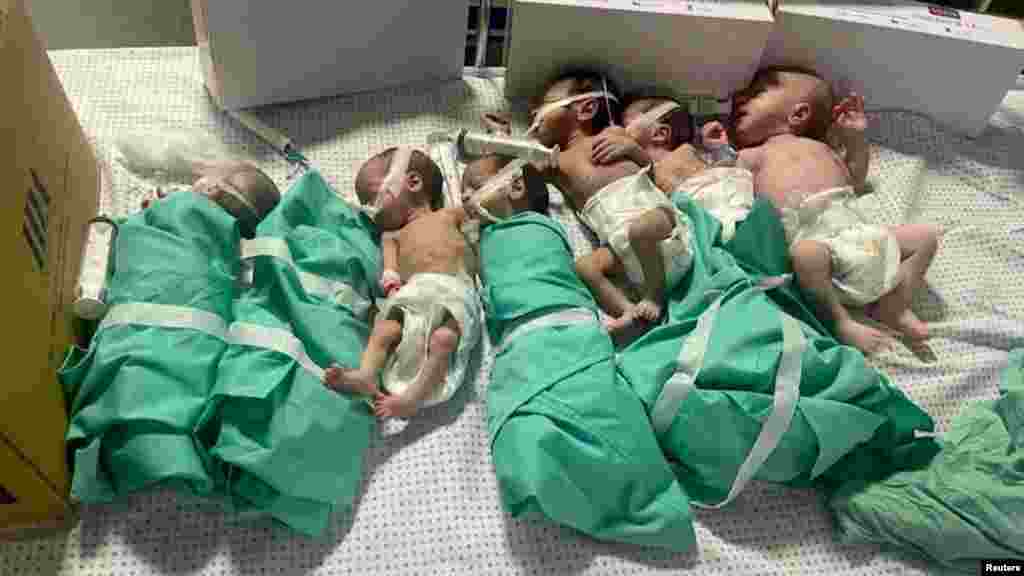 Újszülöttek, miután levették őket az inkubátorról a gázai al-Sifa kórházban az áramkimaradás után, 2023. november 12-én. Az egészségügyi személyzet szerint alig tudják ellátni a bent lévőket, az inkubátorokban lévő negyvenöt csecsemőből három újszülött már meghalt, és az áramkimaradások miatt még több van veszélyben