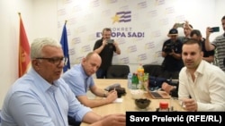 Lideri stranaka bivšeg prosrpskog Demokratskog fronta Milan Knežević i Andrija Mandić tokom pregovora o novoj Vladi sa mandatarom i liderom Pokretom Evropa sad Milojko Spajićem 