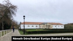 Az alcsútdobozi golfklub fogadóépülete a hatvanpusztai Orbán-birtok szomszédságában. A klubot korábban Mészáros Lőrinc érdekeltsége működtette, de tavaly bevásárolta magát Tiborcz István cége is. A birtok egykor a Habsburg-családé volt