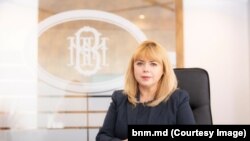 Anca Dragu, guvernatoarea BNM, are experiență atât în guvernul României, cât și la Comisia Europeană, spun cei care au aplaudat sosirea ei la Chișinău, la sfârșitul lui 2023. (Sursă: bnm.md, Courtesy Image) 
