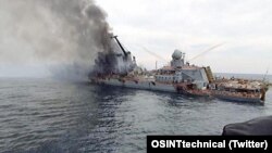 Crucișătorul rus Moskva, după ce a fost lovit de o rachetă ucraineană Neptun, pe 14 aprilie 2022