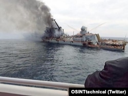 Российский крейсер «Москва» после попадания в него украинских ракет «Нептун» в Черном море, апрель 2022 года