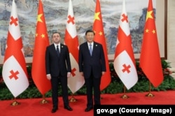 Ныне ушедший из политики, экс-премьер Ираклий Гарибашвили и Си Цзиньпин, 2023 год