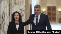 Roxana Mînzatu este născută în 1980, este specializată în fonduri europene, iar în 2019 a fost ministru al Fondurilor Europene timp de câteva luni, până când Guvernul condus de Viorica Dăncilă a căzut prin moțiune de cenzură.